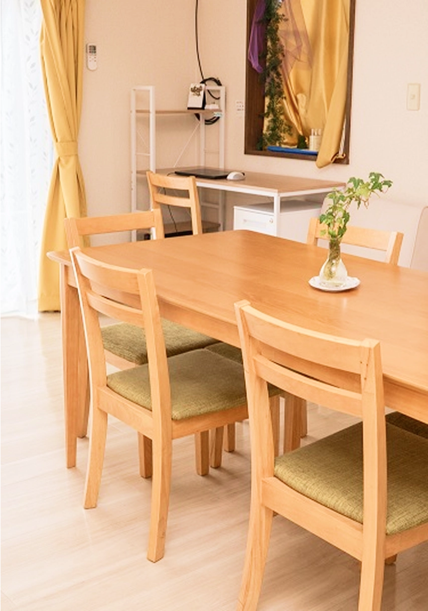 グループホームのダイニングテーブル