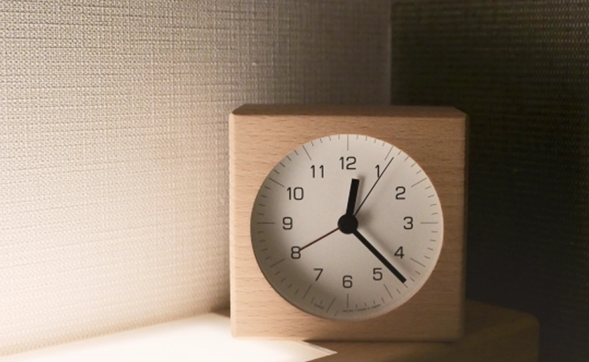 ヘッドライトで照らされる目覚まし時計